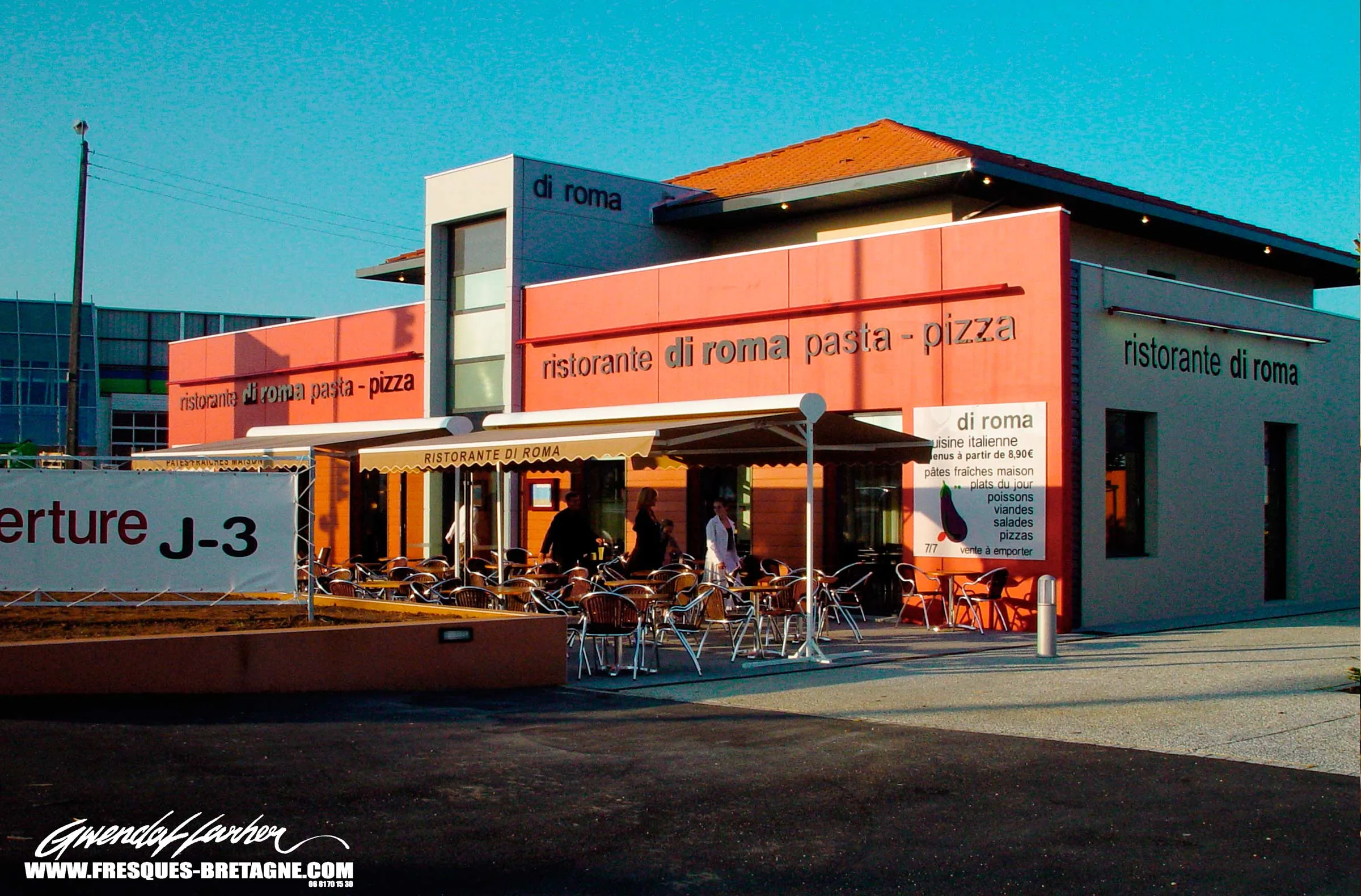 Façade orange du restaurant italien Di Roma à Brest, terrasse et enseigne vues de l'extérieur
